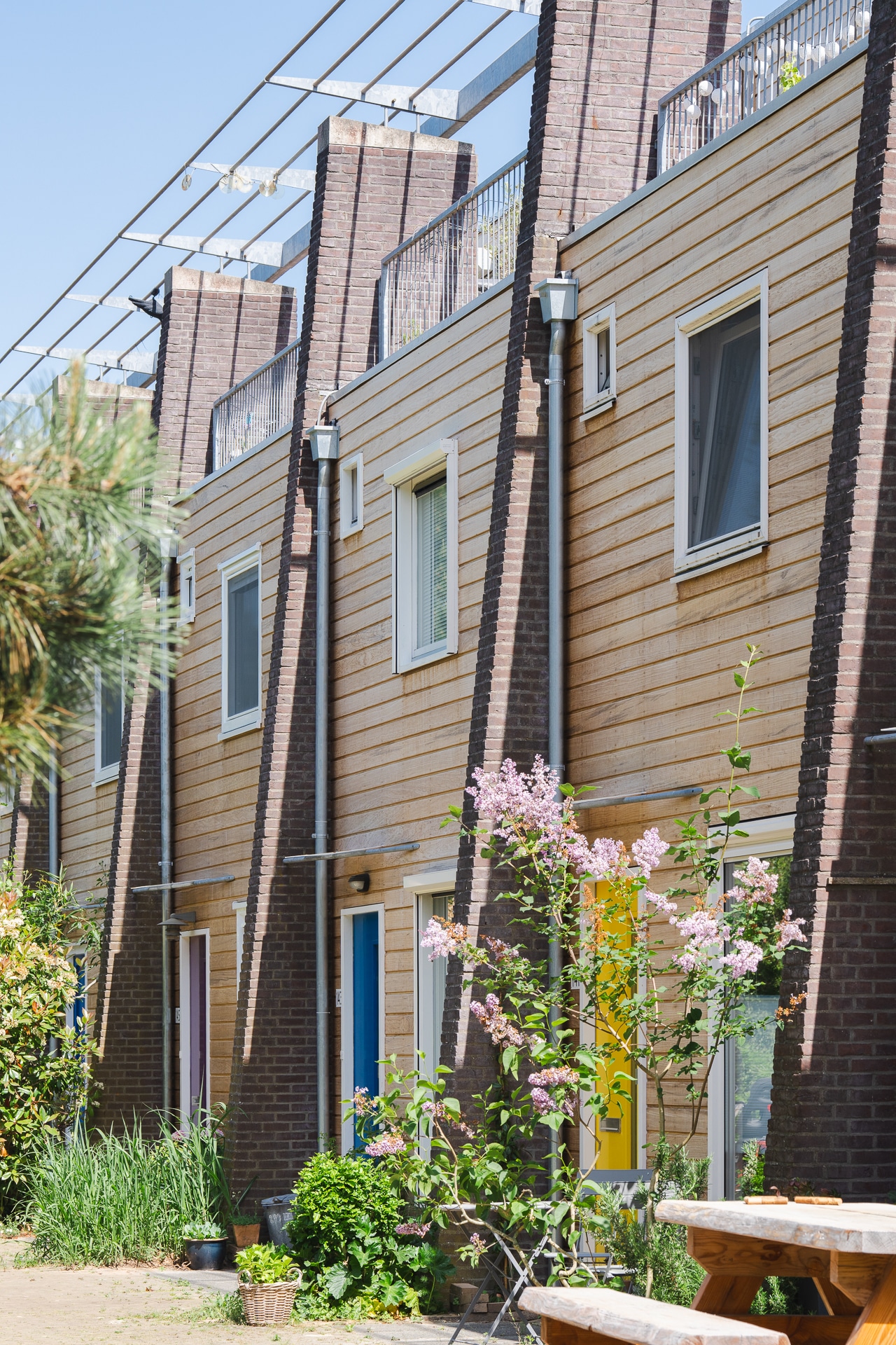 Reihenhäuser mit Fassade aus Thermo-Fraké Channelsiding, unbehandelt