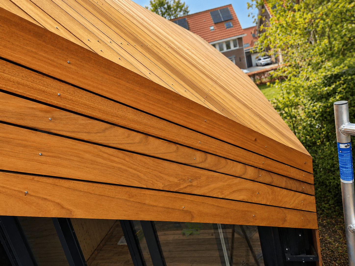 Detailansicht der horizontalen Thermo Ayous Holzfassade mit offenen Schattenfugen