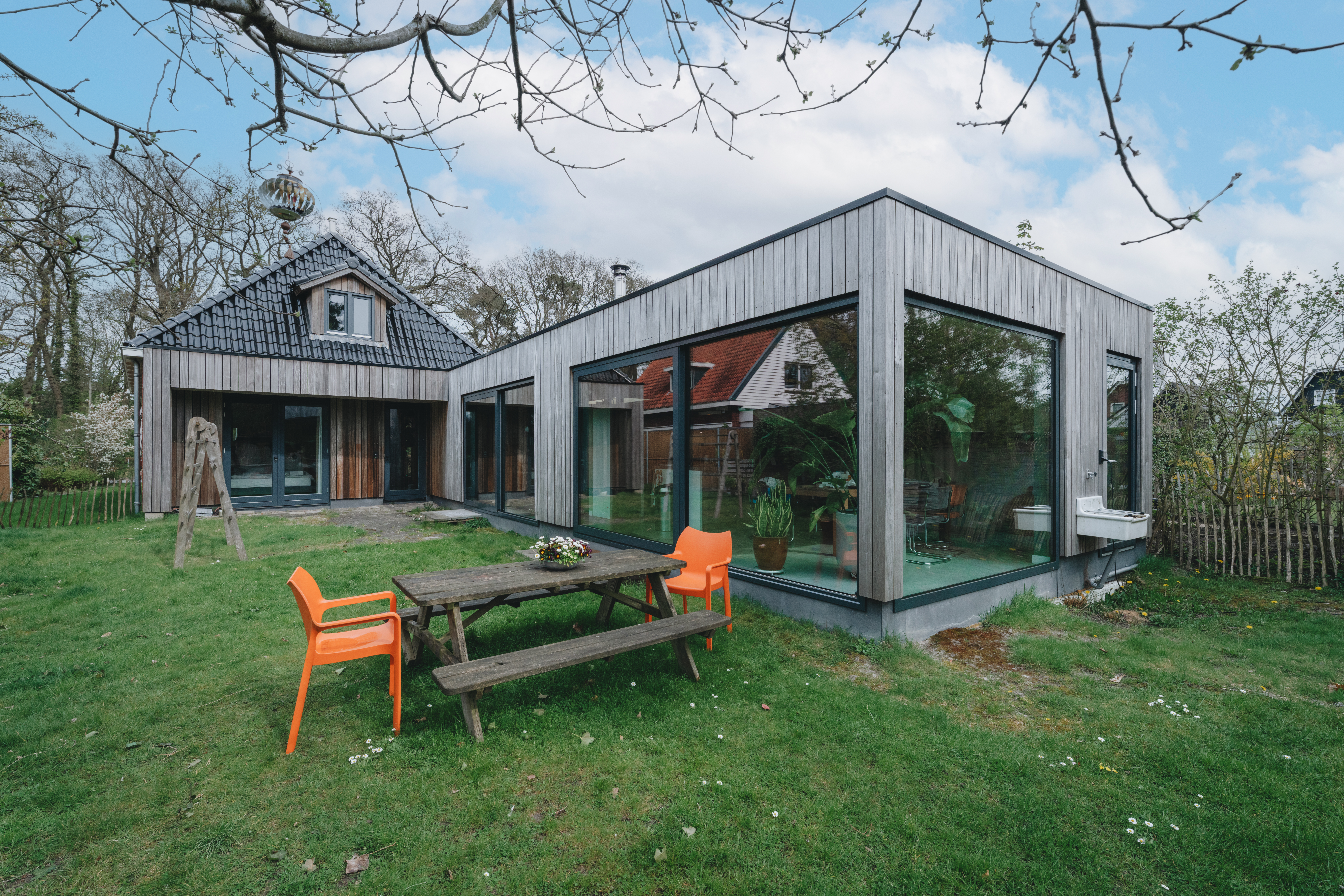 Wohnhaus mit Garten und vertikaler adouk Fassadenverkleidung vergraut